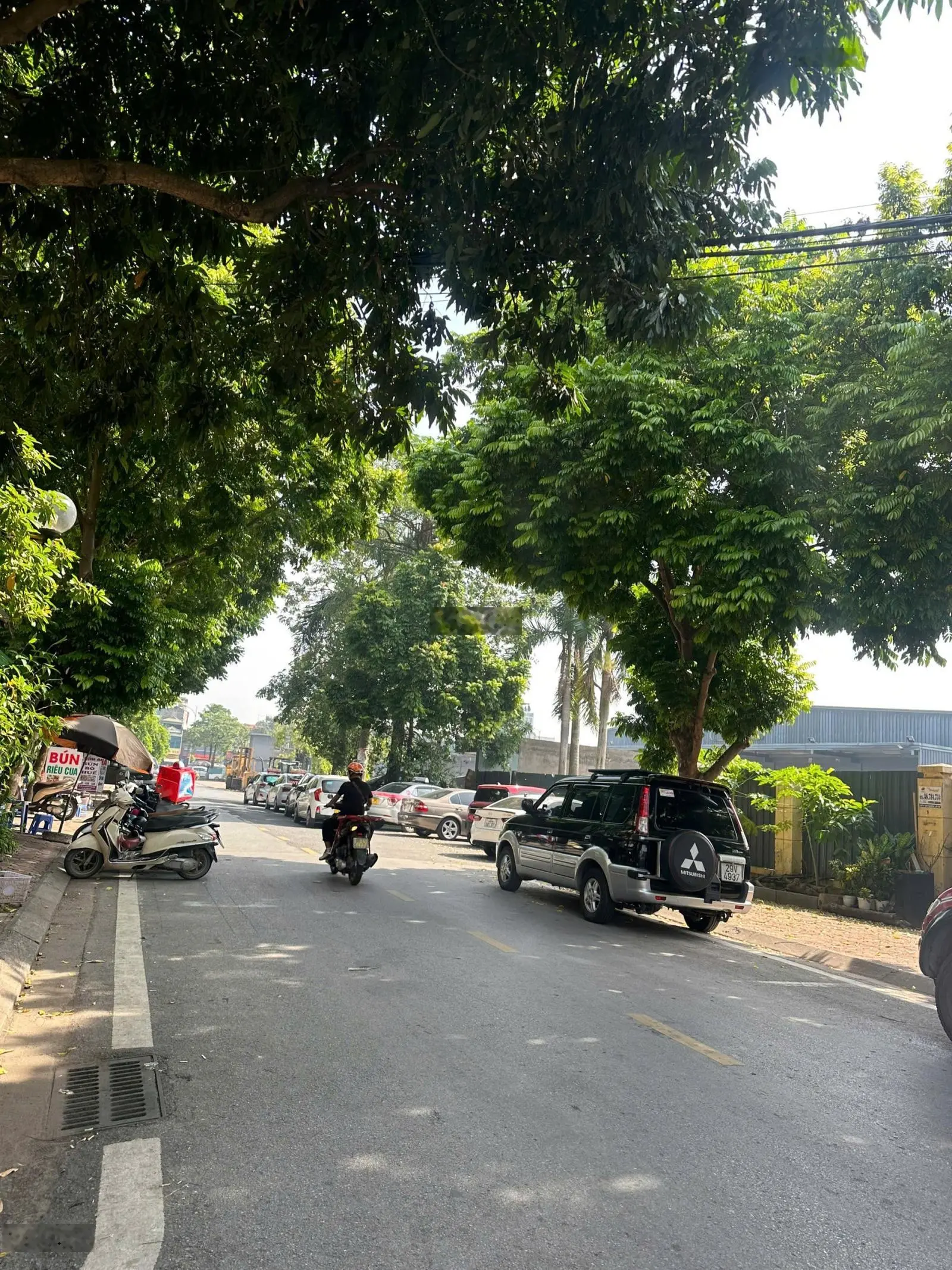 Bán nhà đường Nguyễn Văn Linh, Long Biên - kinh doanh sầm uất, Để ở, làm Văn Phòng, vỉa hè to rộng