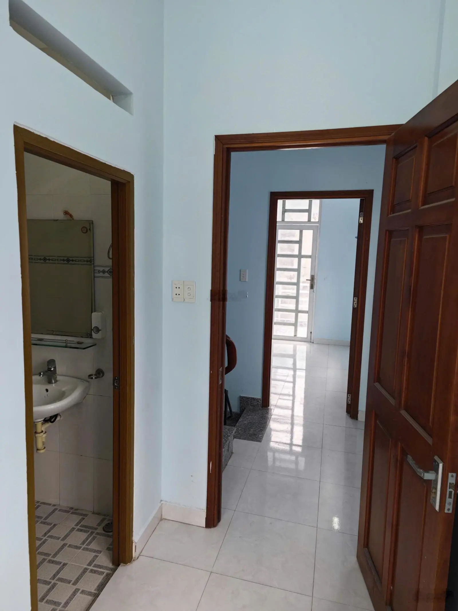 Cần bán gấp nhà 1 trệt 2 lầu, 2MT hẻm xe hơi đường Gò Cát, Phú Hữu, DT 58m2/4.25 tỷ TL