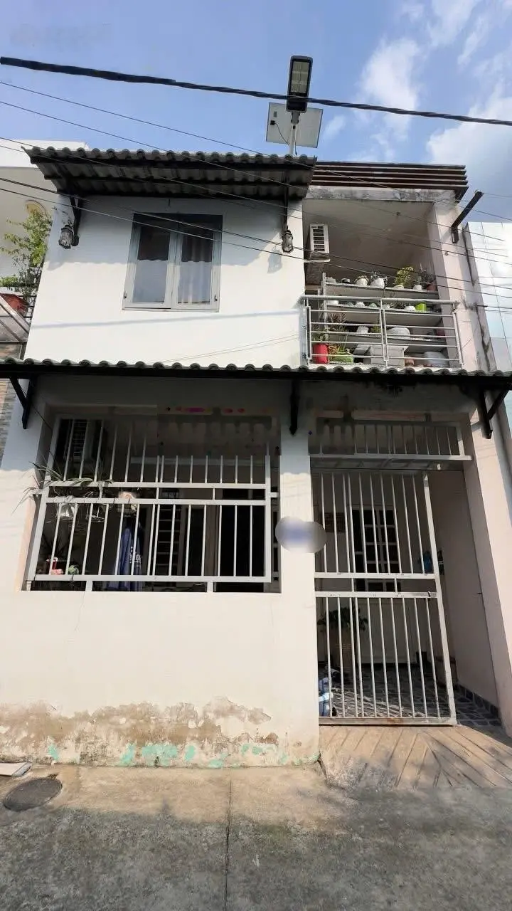Kẹt bán gấp nhà đông hoà -dĩ an- 1 trệt 1 lầu-2pn- hẻm 5m- giá 2,95tỷ -lh 0975058869