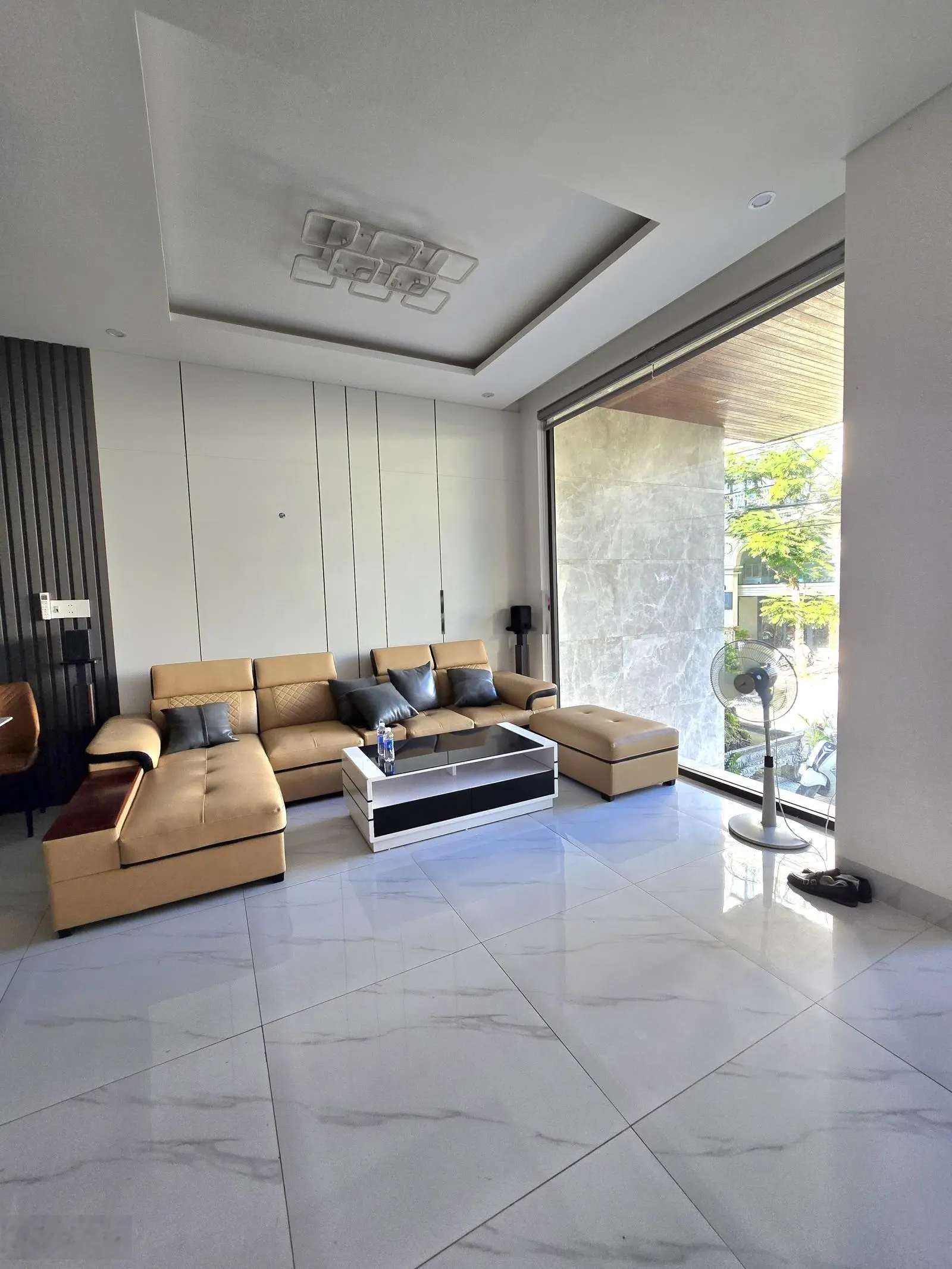 Bán nhà 5 tầng biển Mỹ Khê giá chỉ hơn 12 tỷ, thiết kế rất đẹp dòng tiền thuê đến 40 triệu.