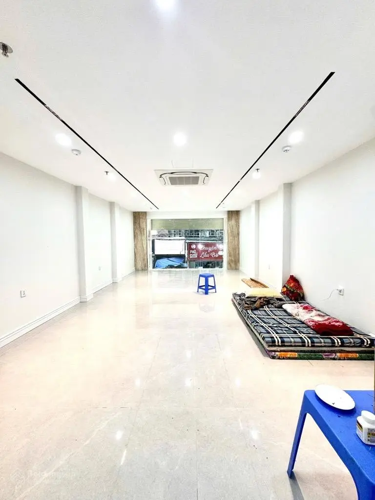 Toà nhà vp 8 tầng quận cầu giấy - vỉa hè ô tô tránh - view vườn hoa