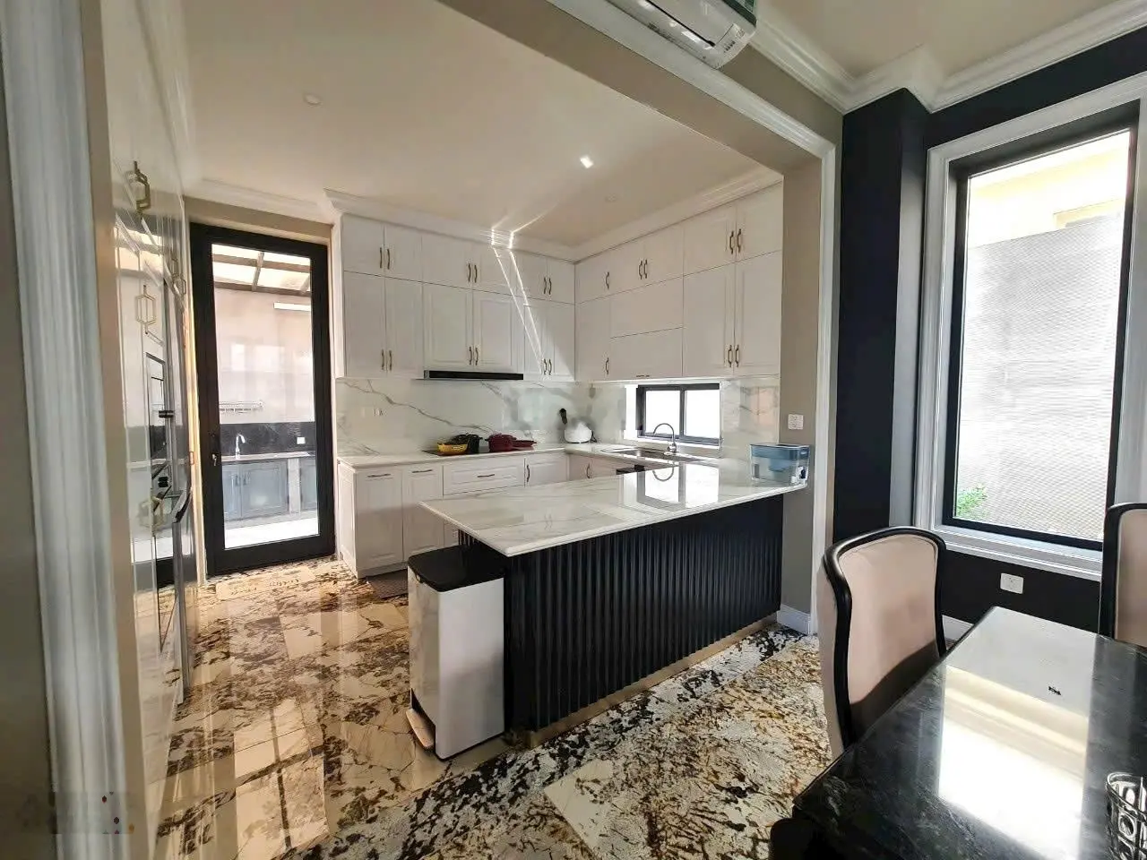 Bán biệt thự đơn lập 5PN, 6WC, 270m2, 15x18, full nội thất gần ngay Đ. Liên Phường, Phước Long B