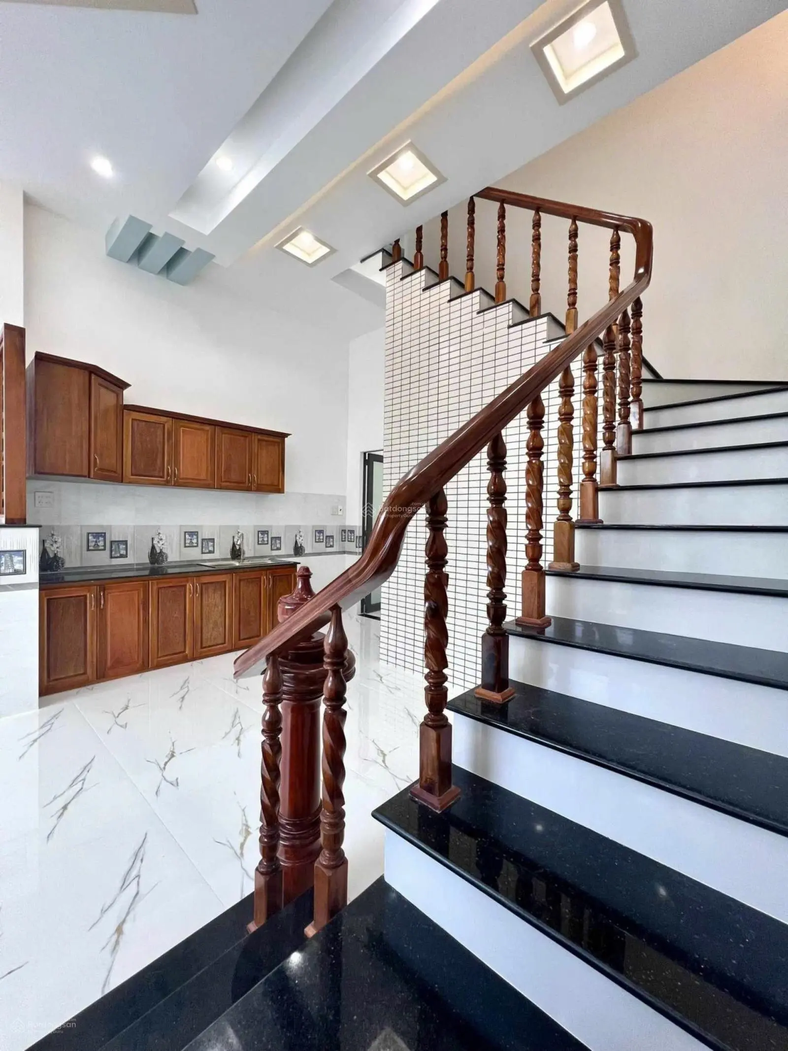 Bán nhà lầu mới 100% có 3 phòng ngủ oto đậu trước nhà sổ hồng hoàn công kế bên chợ Bình Thuỷ