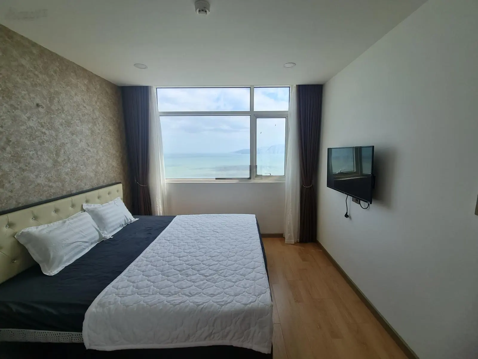 Bán nhanh căn 2 phòng ngủ 68m2 View trực diện biển giá 2,1 tỷ bao hết chi phí sang tên