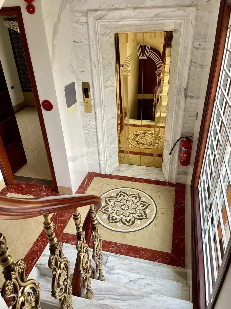 Bán Gấp nhà siêu víp mặt phố Phạm tuấn tài 65m2 x 8 mặt tiền 5.6 m ô tô tránh Văn phòng cực víp