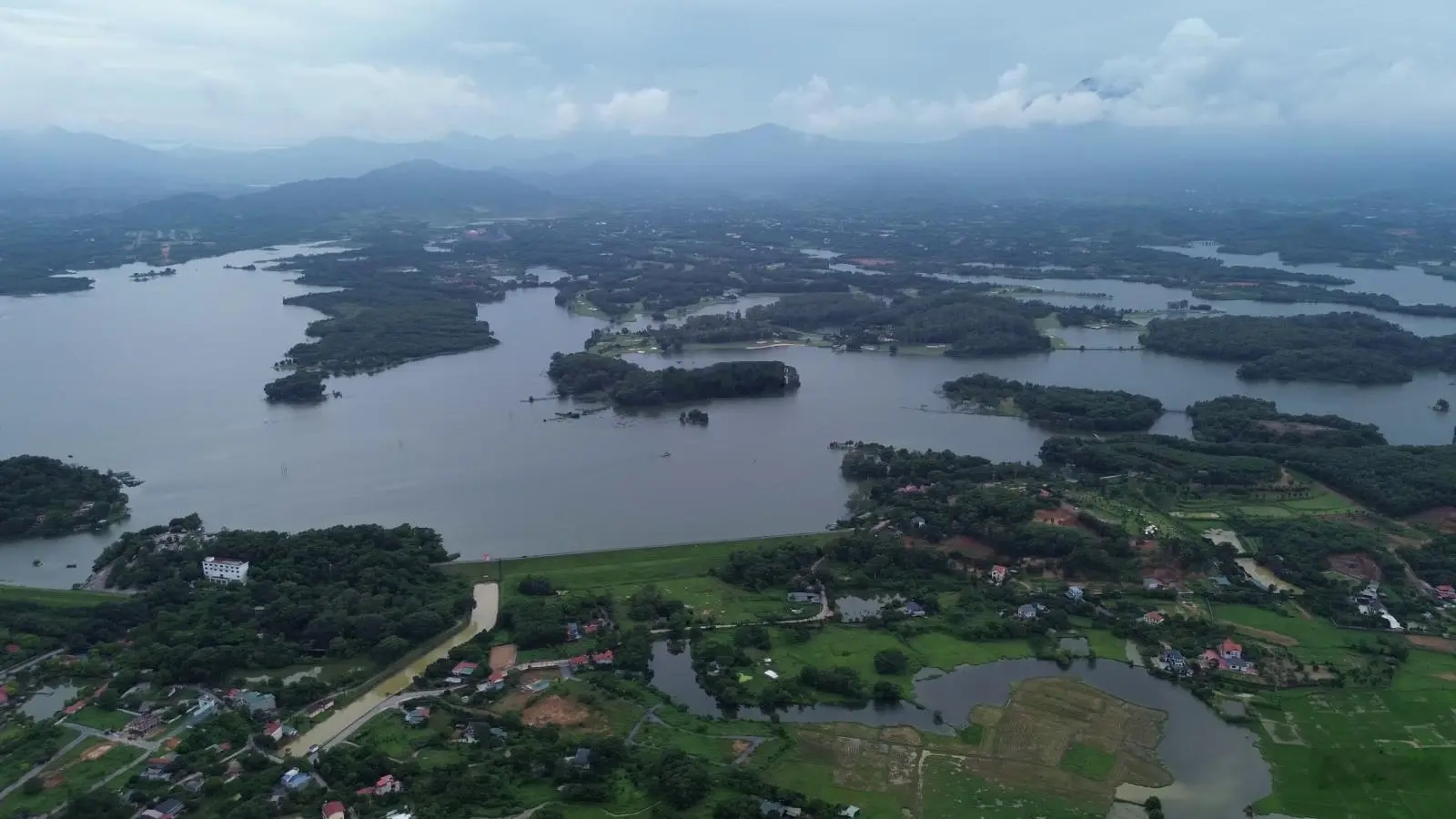 View hồ Đồng Mô Cổ Đông đường 3 oto tránh nhau, kinh doanh được luôn