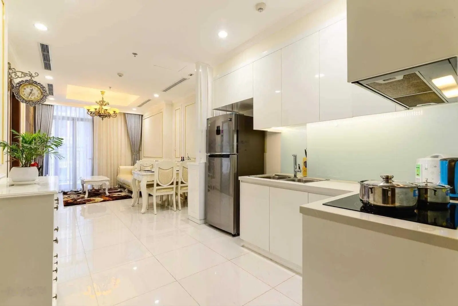 Cần bán gấp CHCC The Tresor ngay tại TT Quận 4. DT: 65m2 2PN1WC, full NT. Giá: 3tỷ8. LH: 0961 663 ***