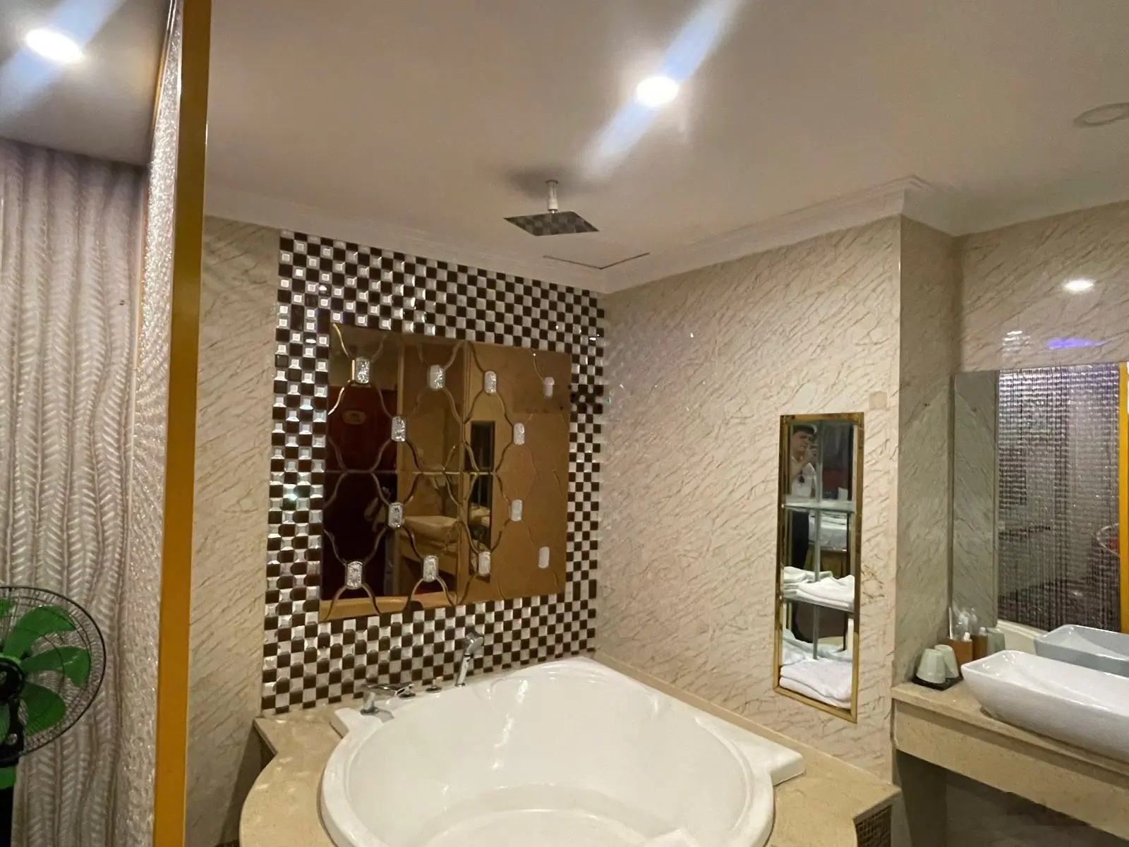 Siêu phẩm dòng tiền, tại Trung Sơn, 120m2 (6x20), 7 tầng, DT 250tr/tháng, vị trí đẹp nhất KDC
