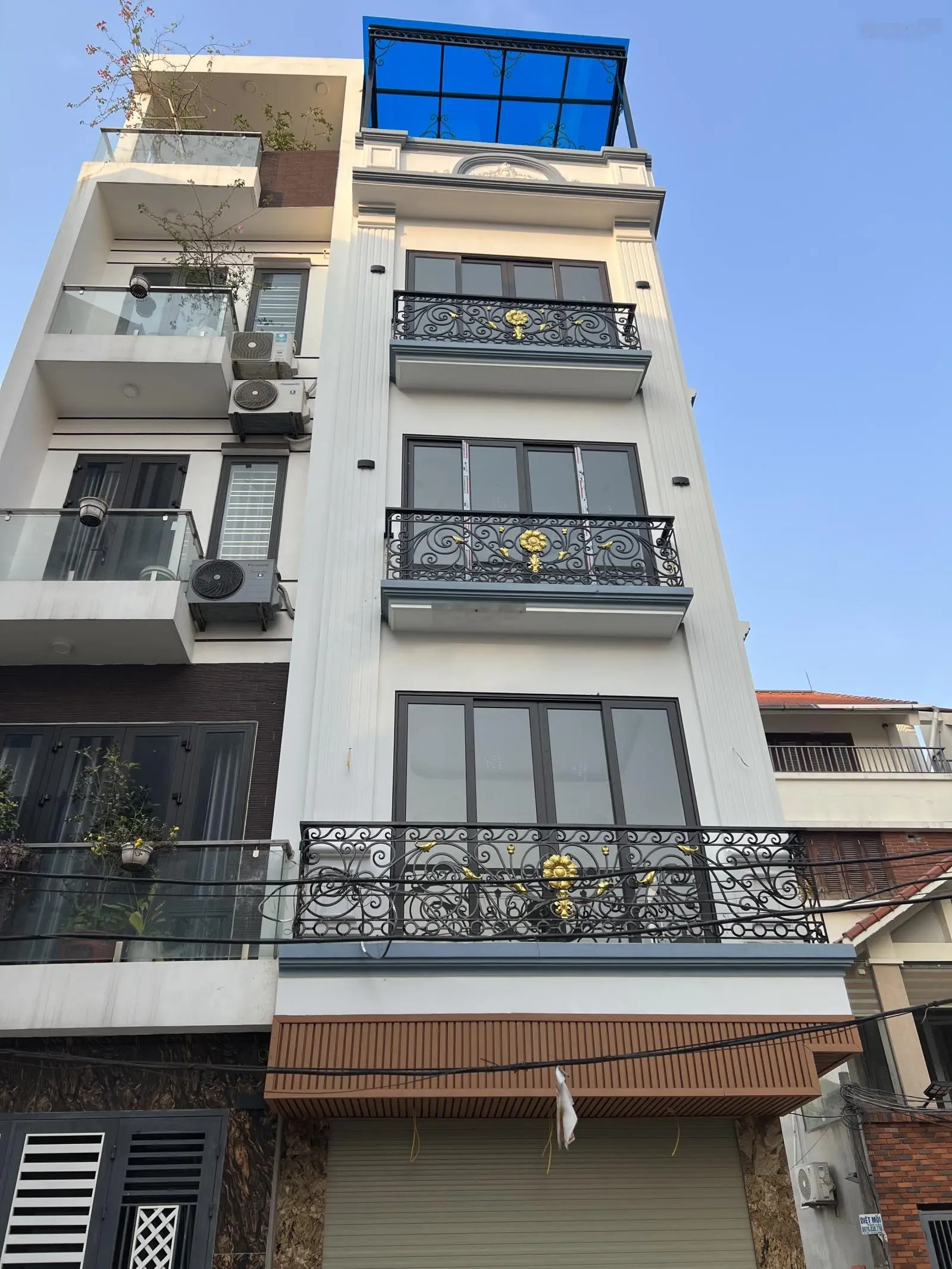 chính chủ cần bán gấp nhà mới xây 5 tầng. lô góc dt43/35m2 .trước nhà rộng 4.8m . phun nội thất sịn