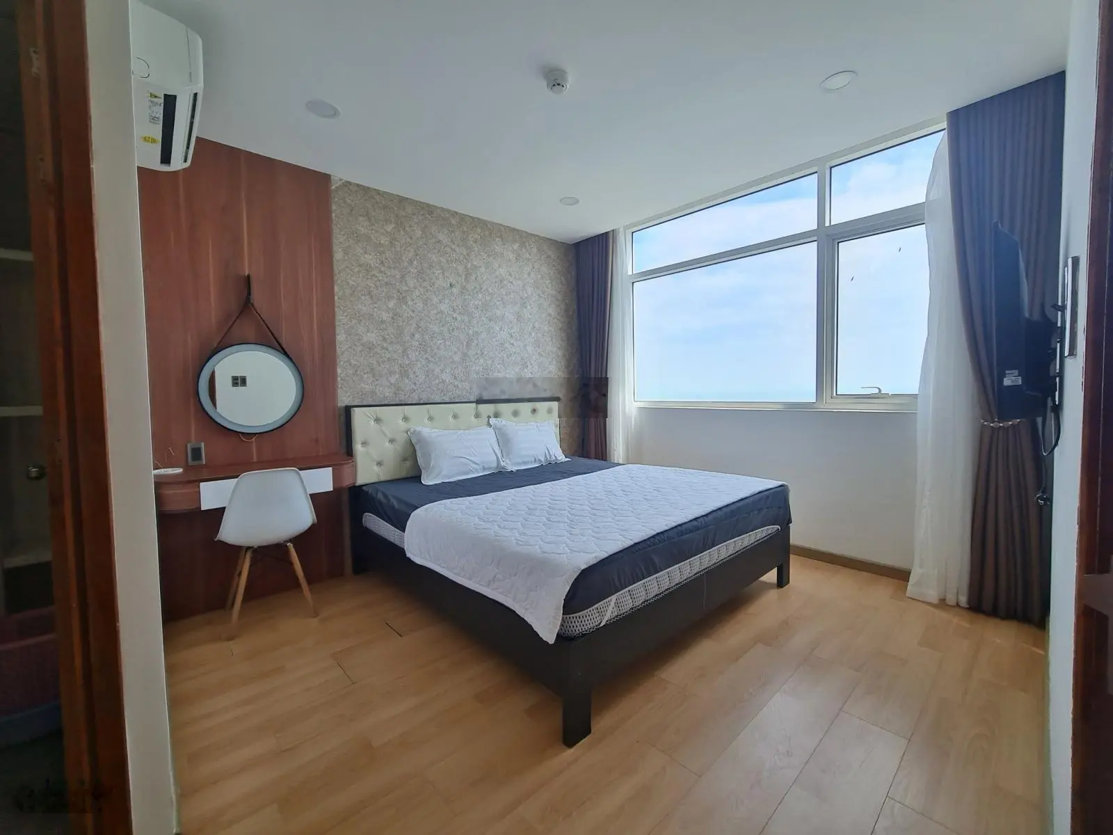Bán nhanh căn 2 phòng ngủ 68m2 View trực diện biển giá 2,1 tỷ bao hết chi phí sang tên