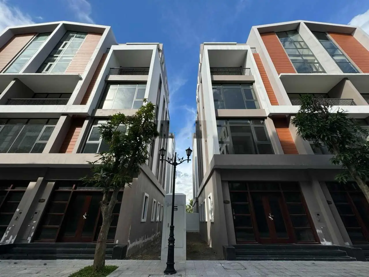 Hàng VIP! Mặt tiền rộng 4.5m LK Vịnh Thiên Đường cạnh vịnh biển 4 mùa chỉ 8.02tỷ. 0903 270 ***Zalo)