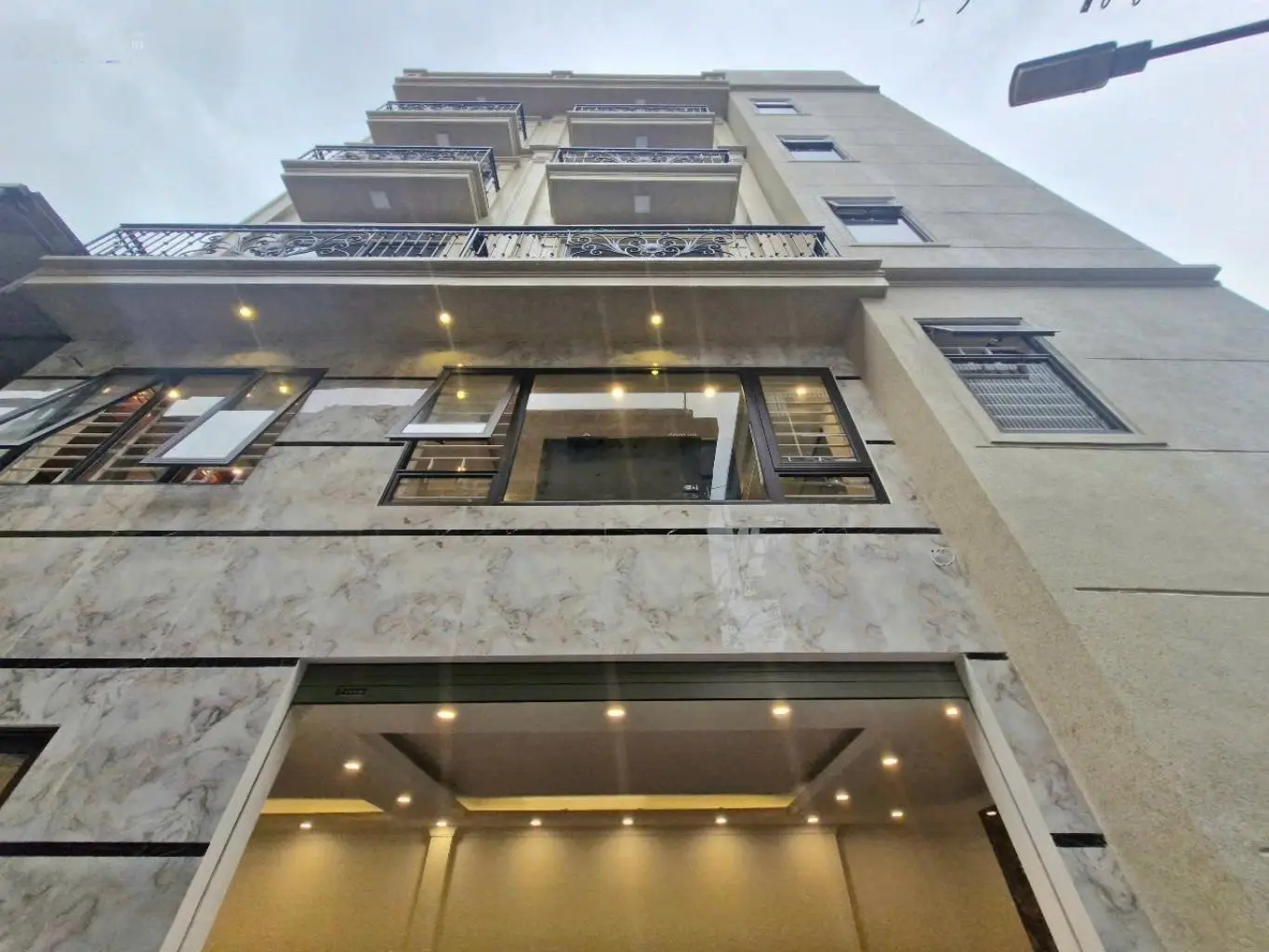 Siêu phẩm Long Biên nhà đẹp như mơ view hồ full nội thất 6 tầng thang máy - Thạch Bàn - vip