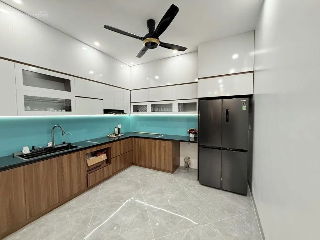 Nhà thang máy, DT 65 m2, nội thất hiện đại, sân vườn, giá chỉ 11 tỷ