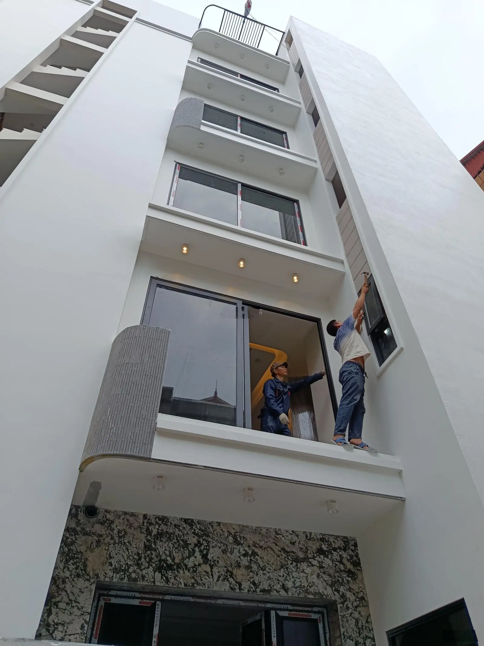 Bán nhà Sài Đồng - 6 tầng 4ngủ -có saan cổng riêng - thoáng trước sau. 20m ra hồ Sài Đồng