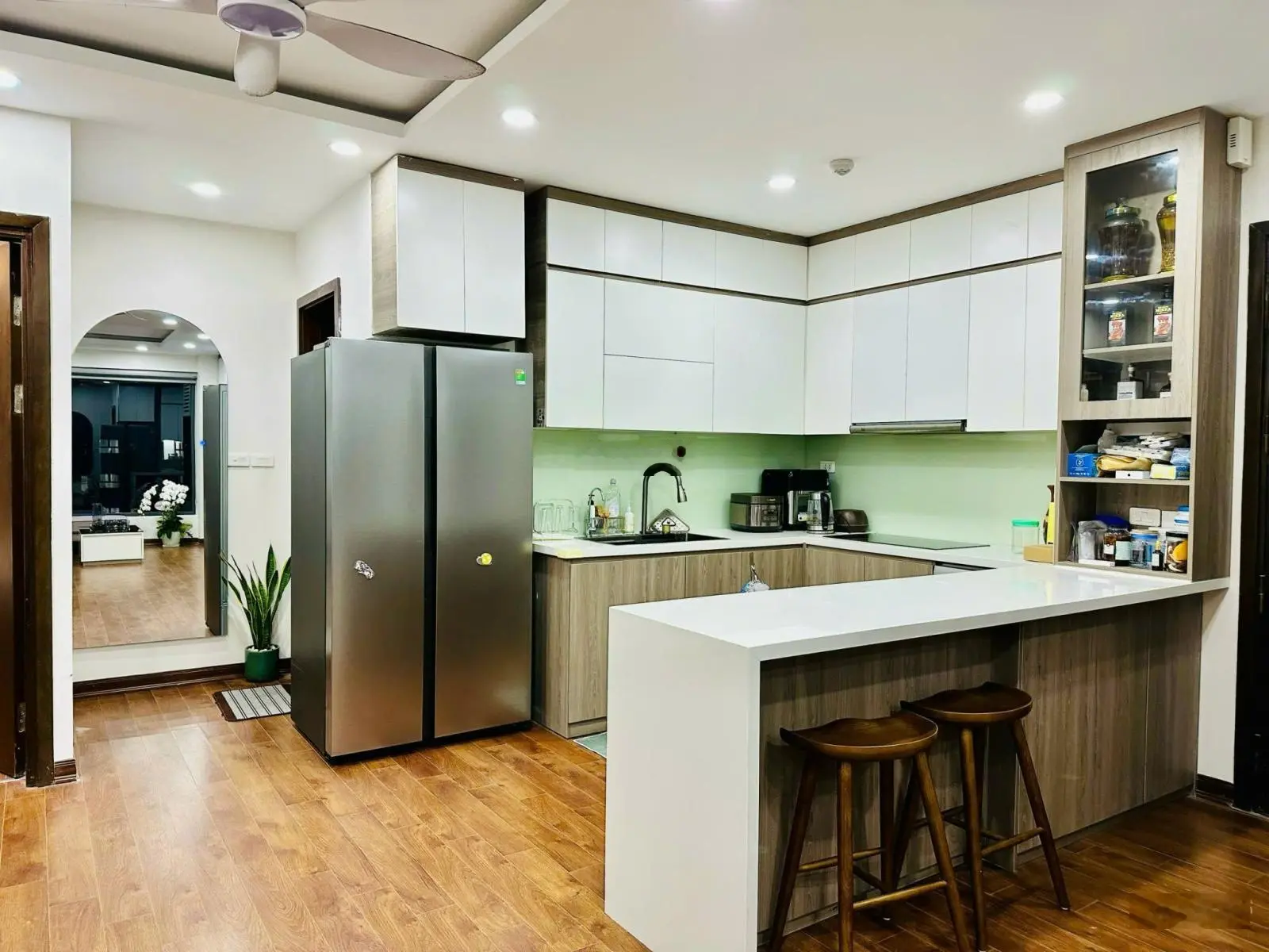 Căn hộ 2 phòng ngủ 74m2, có slot ô tô để hầm, nhà đẹp chưa sửa LH 0985 920 ***
