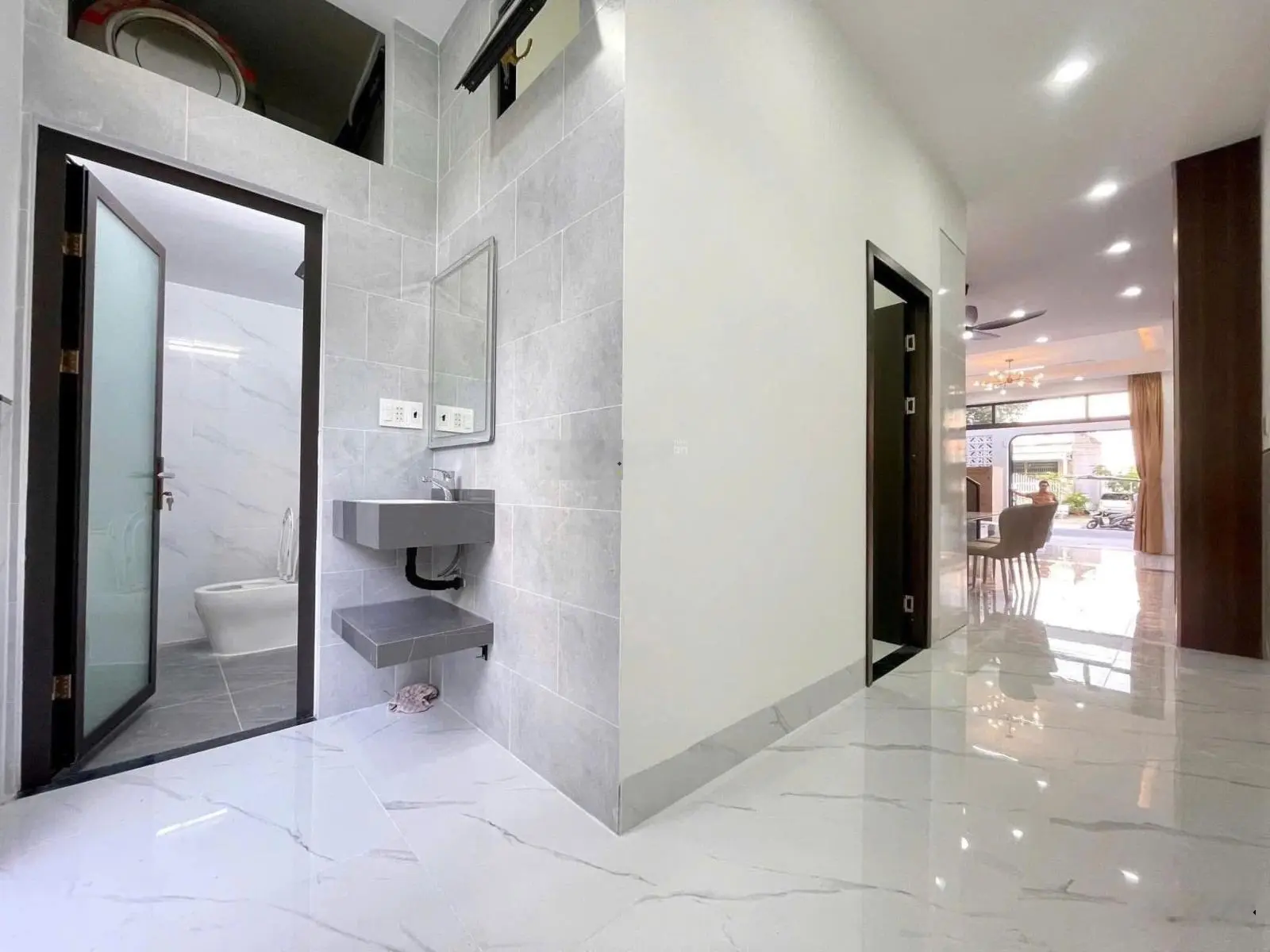 Vợ chồng kẹt tiền cần bán gấp nhà gần chợ Hưng Long, có sổ hồng riêng