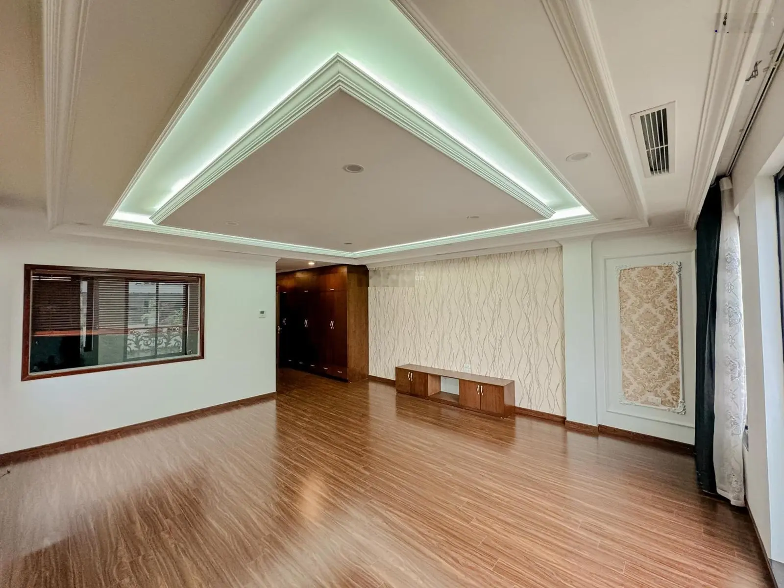 Bán gấp nhà đường Khuất Duy Tiến. Lô góc. Ô tô đỗ cửa. 60m2 - 5 tầng