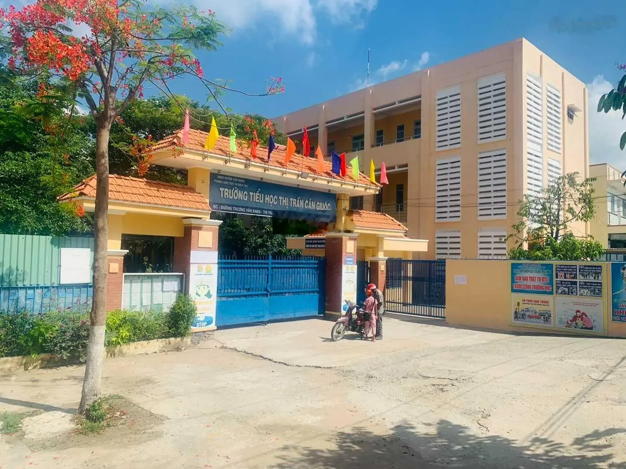 Bán nhà đối diện trường tiểu học Cần Giuộc, đường lớn sầm uất. Giá tốt