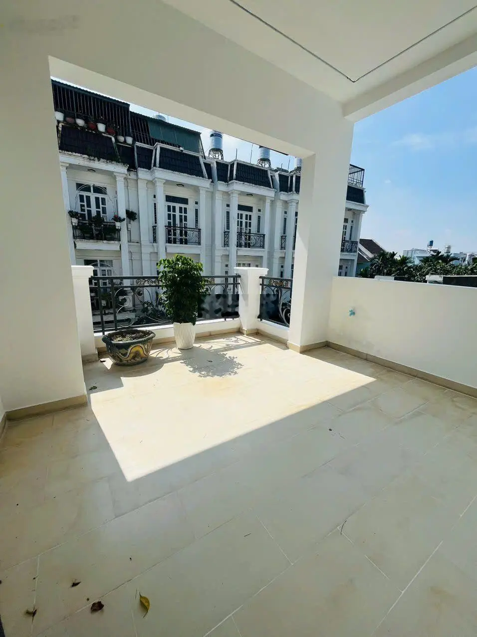 Nhà 3 tầng - 4 phòng ngủ - sổ riêng - xe hơi đậu cửa tài chính đầu 5 tỷ