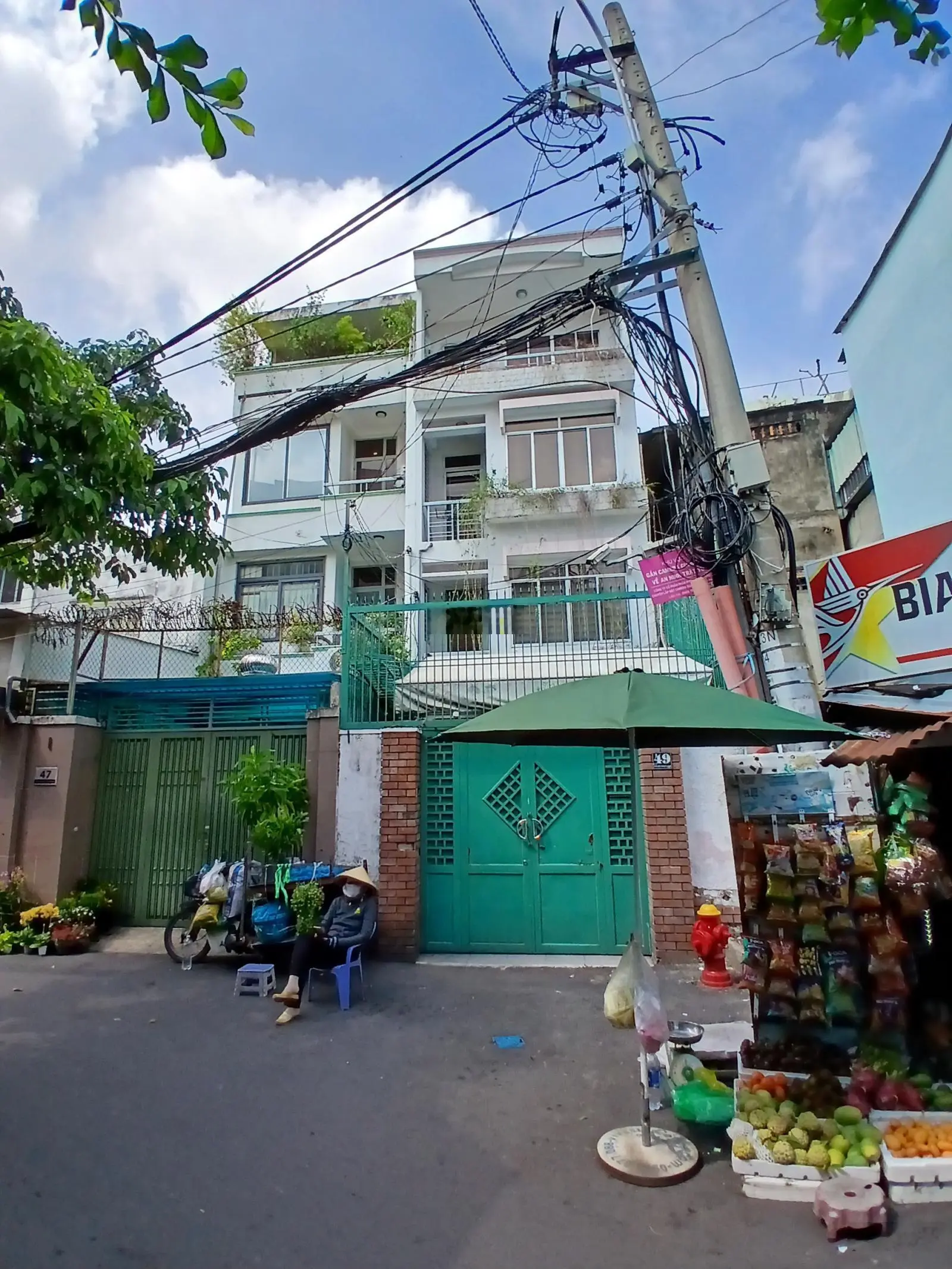 Nhà mt đường trần hữu trang, qpn