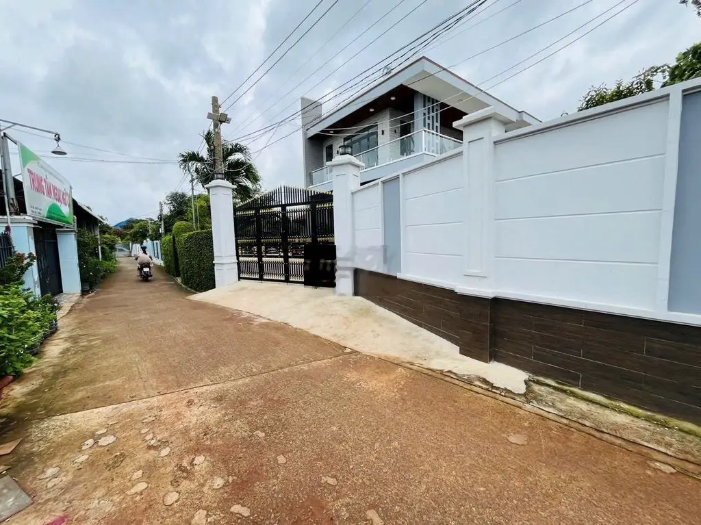 bán đất cạnh nhà thờ đất đỏ,xung quanh đầy đủ các tiện ích,giá 1 tỷ050