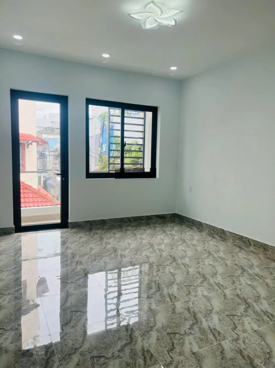 Bán nhà mới xây siêu sang trọng, gần trường học, gần chợ, cách Lũy Bán Bích 200m, Quận Tân Phú