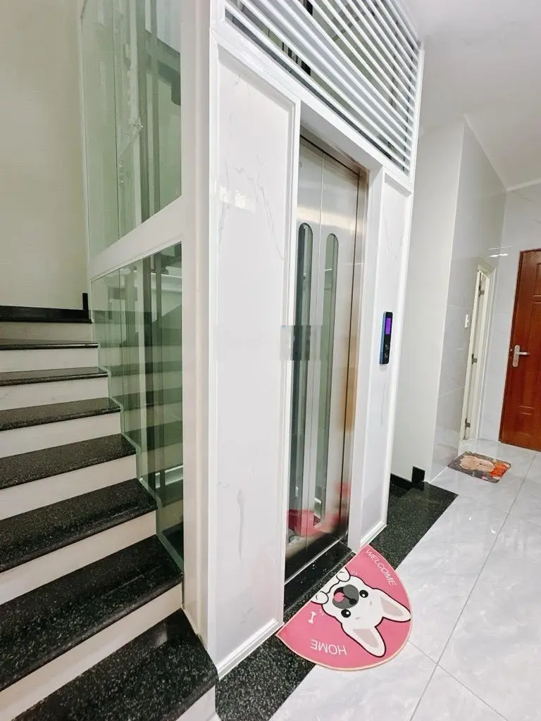 Nhà đẹp 72,7 m2, 4 tầng, thang máy, mặt tiền Nguyễn Biểu kế Q1. 23 tỷ