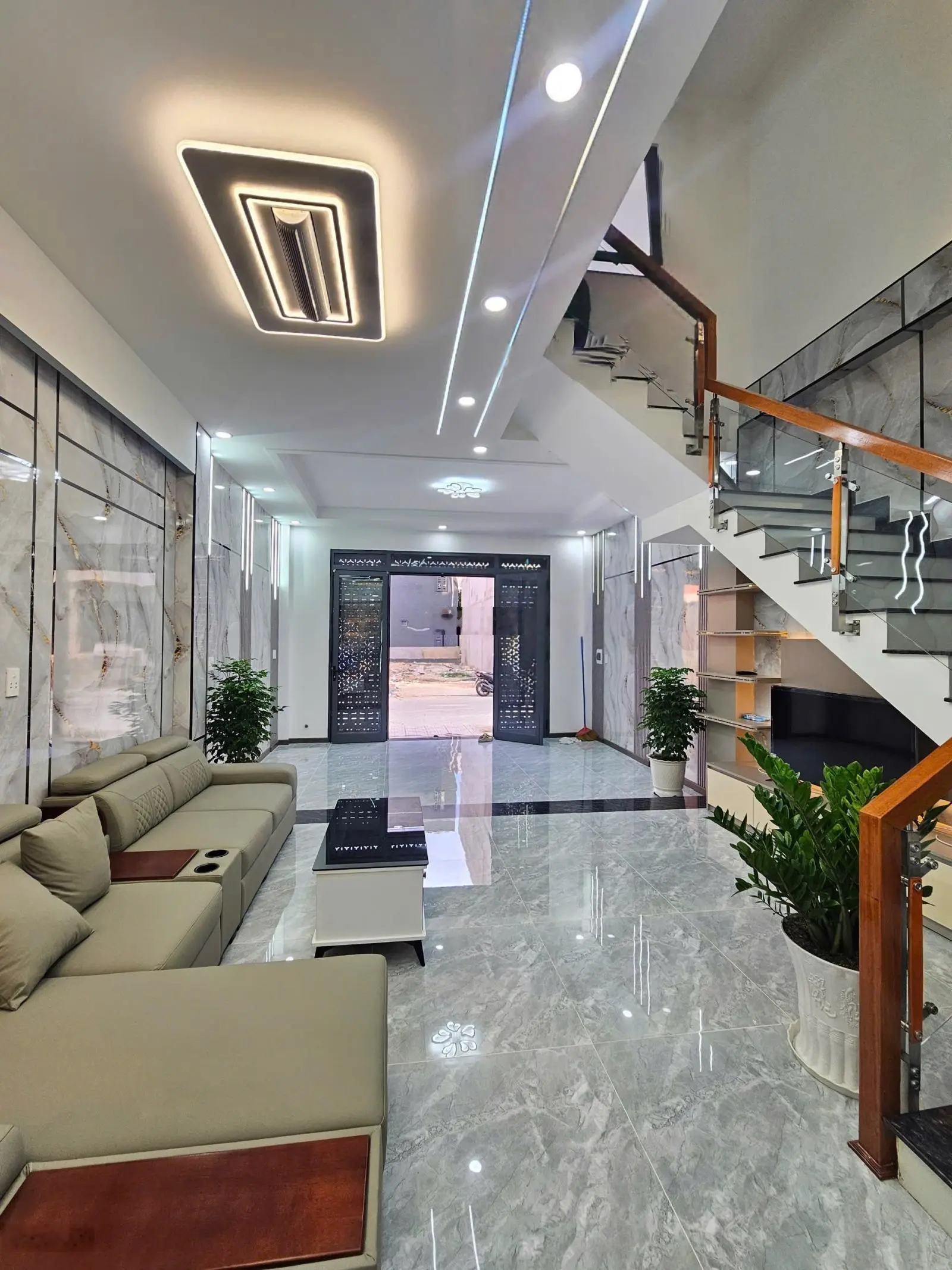 Nhà Hoàn Công: 3Tỷ950_65m2 ngang 5m Có Sân Ô Tô Nhà 1 Trệt 2 Lầu Cạnh Vòng Xoay An Phú, TP.Thuận An