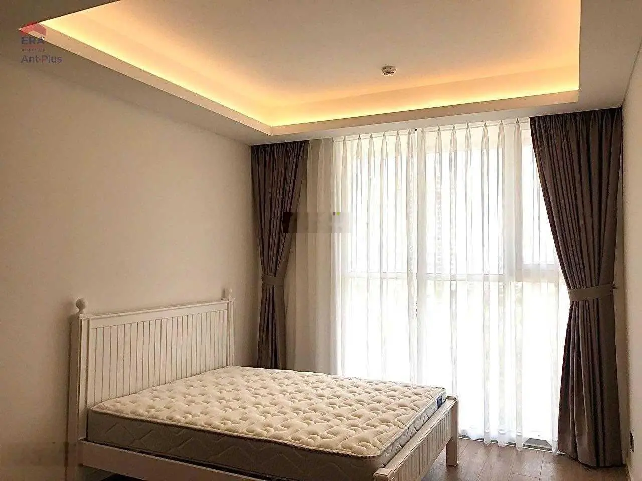 Tôi cần bán căn hộ 2PN Sarina. Nhà có HĐ thuê mới ký