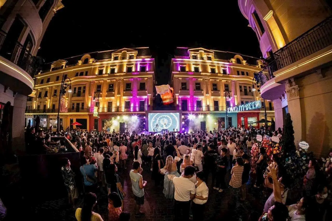 Chính chủ bán nhà mặt phố đi bộ Carnaby 214 dự án Rue de Charm 214 Nguyễn Xiển. Lh: 0963 689 ***