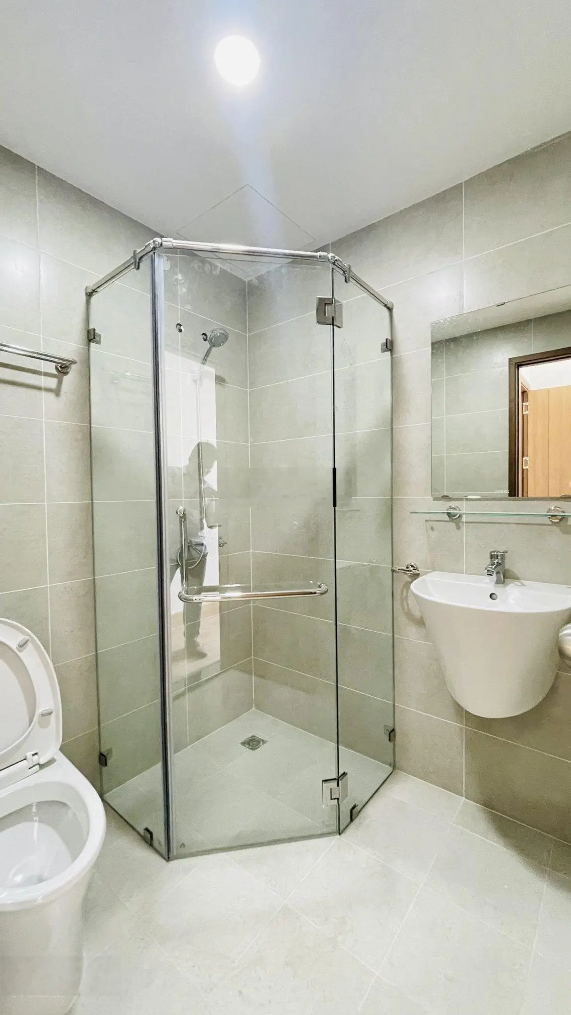 Nhà mới 100% chính chủ cần bán nhanh căn hộ Bcons Garden 2PN + 2WC 63m2 giá bán 1.69 tỷ có sổ sẵn