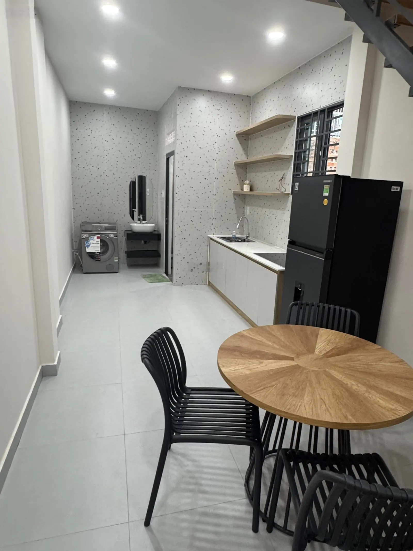 Bán nhà 2 tầng mới đẹp hẻm Nguyễn Thiện Thuật, gần ngã tư Nguyễn Thị Minh Khai, cách biển chỉ 350m