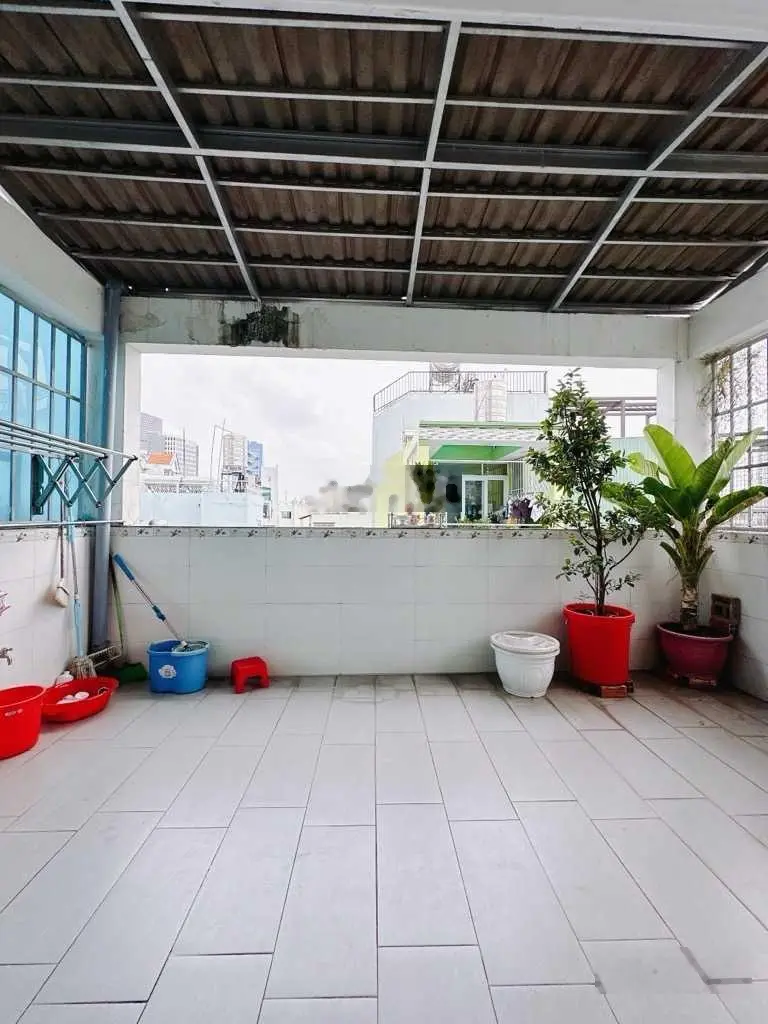 Bán nhà hẻm xe hơi Đường Hoàng Diệu, cách mặt tiền 10m, 5,5 x 11m, giá chỉ 13,9 tỷ