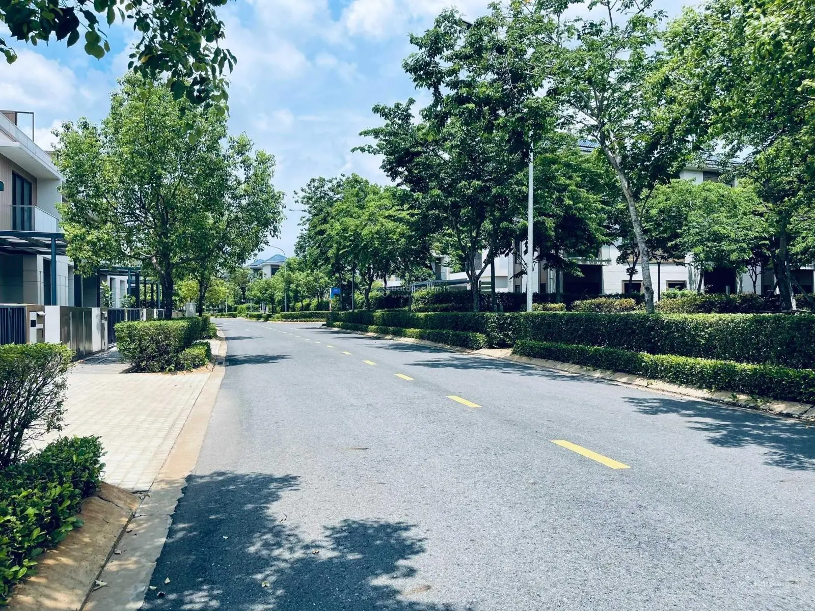 Bán Nhà phố góc Swanbay vị trí đẹp, sân vườn rộng như Biệt thự. Giá tốt đầu tư. LH: 0938 652 ***