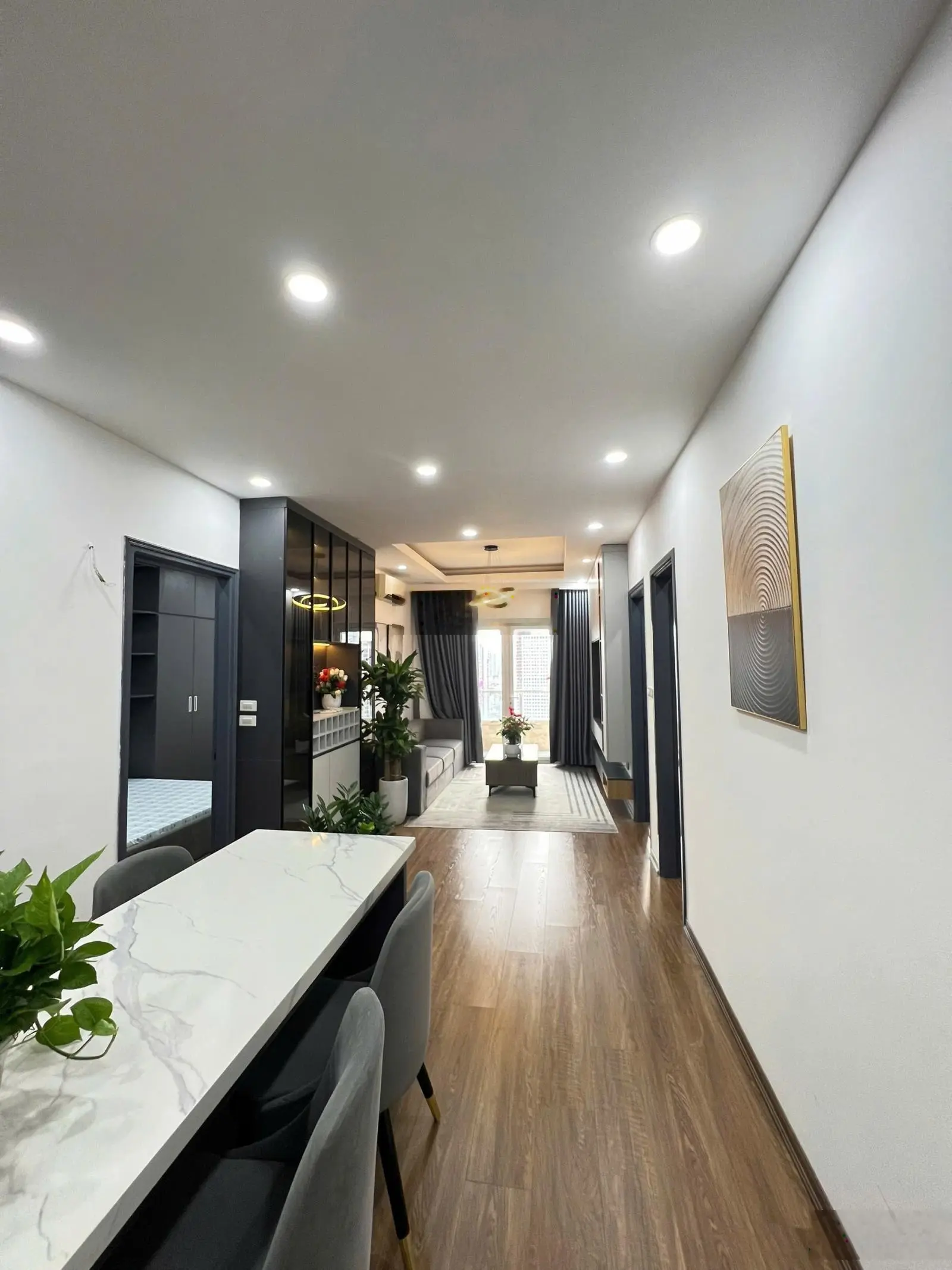 Chính chủ ủy quyền bán gấp căn hoa hậu 3 phòng ngủ tầng trung, hướng thoáng mát, nội thất cao cấp.