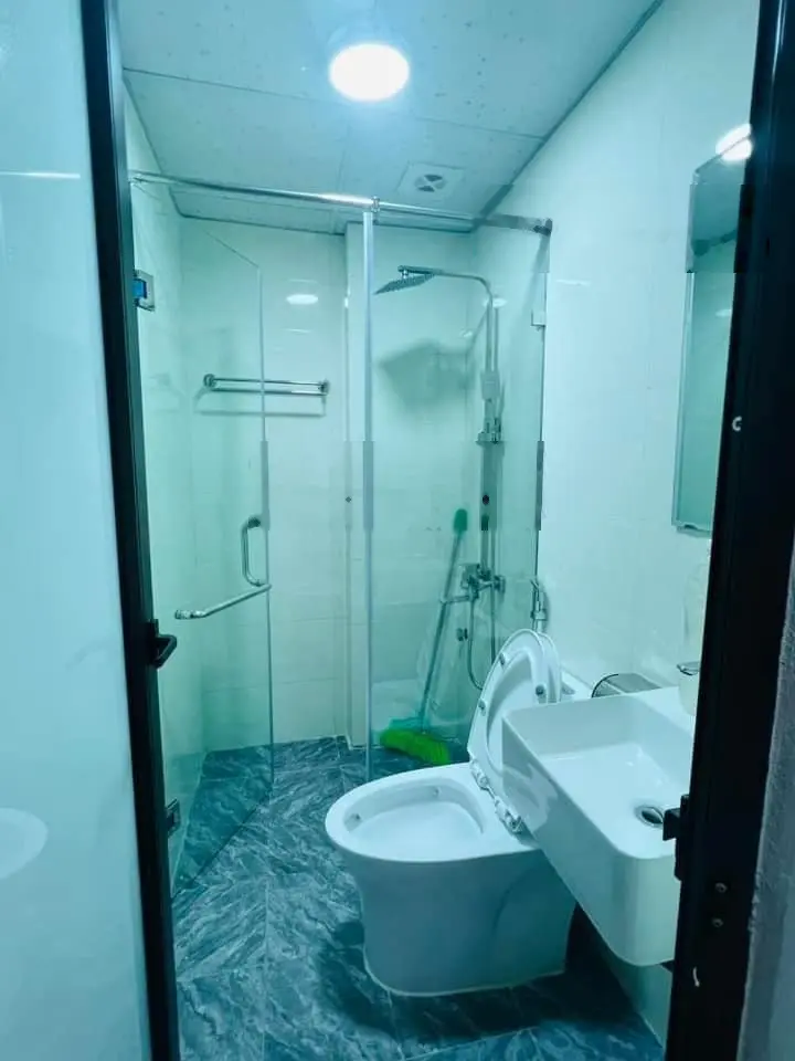 Bán nhanh. Lạc Long Quân - nhà mới - 37m2 x 5 tầng - oto 4 chỗ để trong nhà - giá tốt: 8.15 tỷ