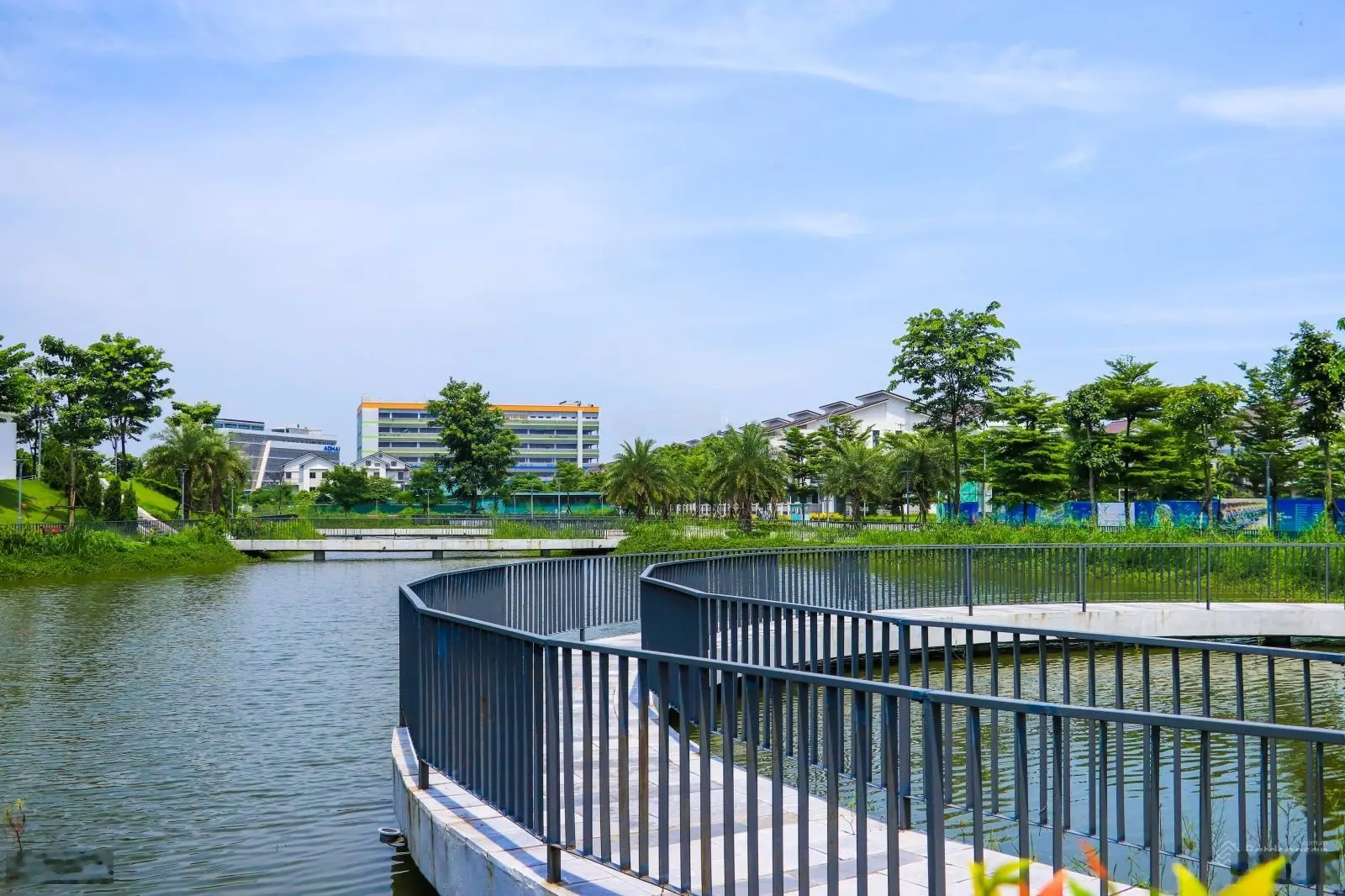 Biệt thự chính giữa view hồ trung tâm của dự án 40ha, giá chỉ 13,9 tỷ, S: 180m2, giá gốc CĐT
