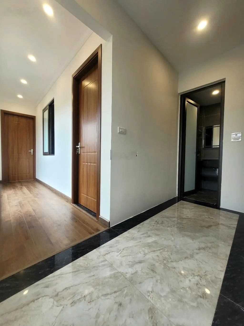 Nhà mới koong 6 tầng thang máy - đẹp như khách sạn 5 sao - full nội thất - ô tô ngủ trong nhà
