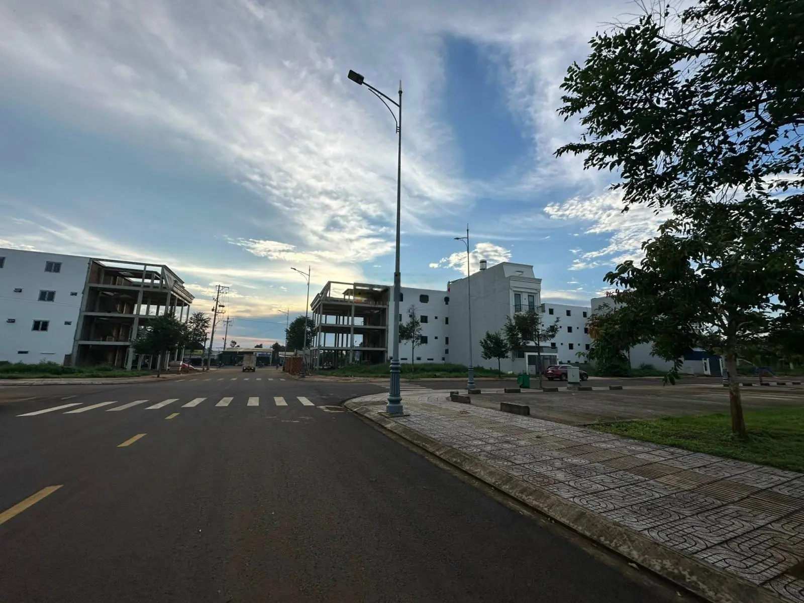 Bán 2 lô liền kề KĐT Ân Phú đường 13,5m view hoa viên trung tâm