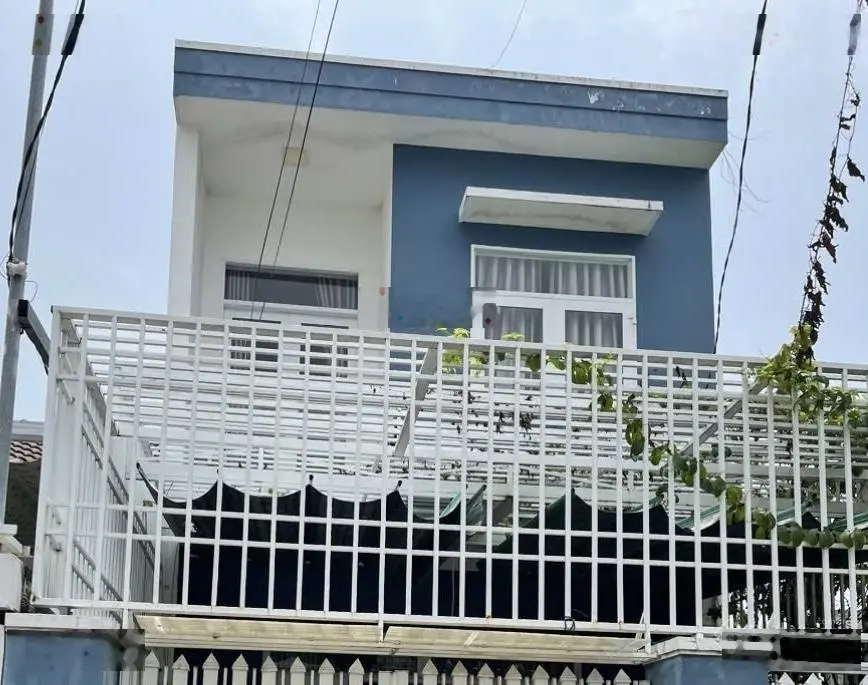 Nhà 3 phòng ngủ, 2 tầng kiên cố, rẻ, hoàn công đầy đủ