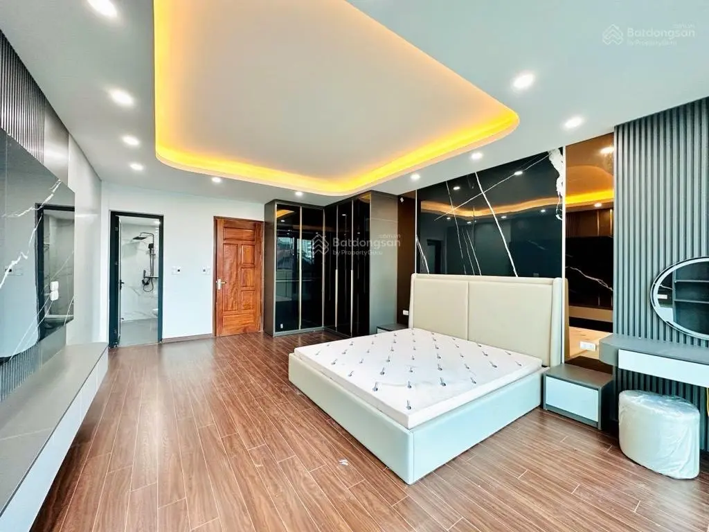 Bán tòa nhà VP 6 tầng thang máy nhập khẩu , ô tô cất trong nhà , sân vườn đẳng cấp thượng lưu