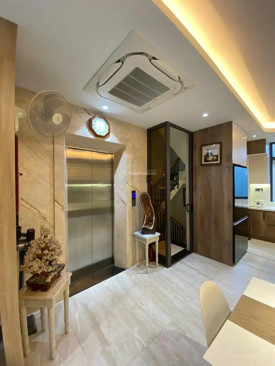Nhà đẹp mới XD, có thang máy, ngay công viên HVT, gần sân bay, Đ. Phạm Văn Hai, TB, DT 6,85x9,2m