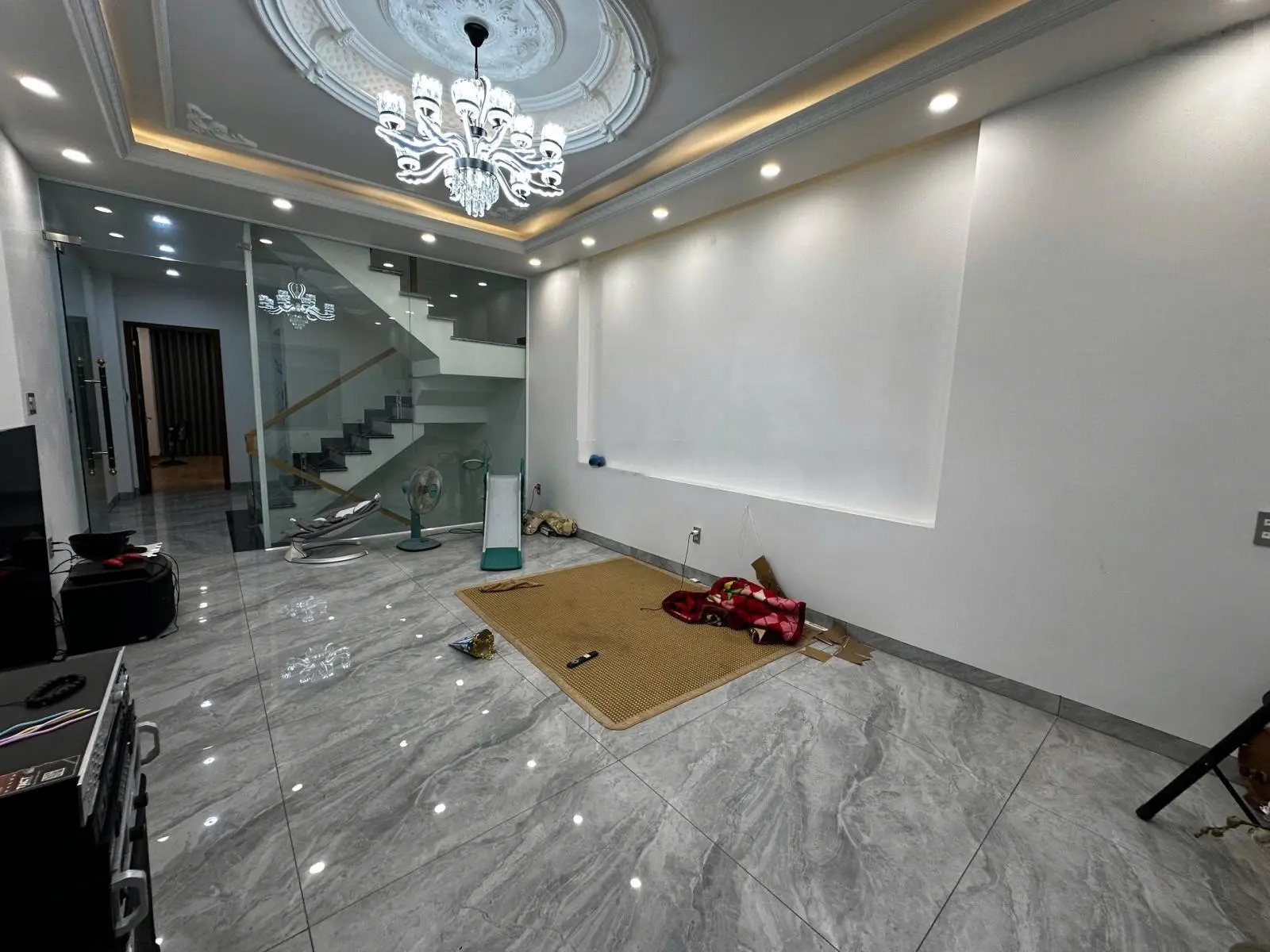 Nhà dân xây độc lập mặt ngõ Hồ Sen, ô tô đỗ cửa, 64m2 x 5 tầng có thang máy.