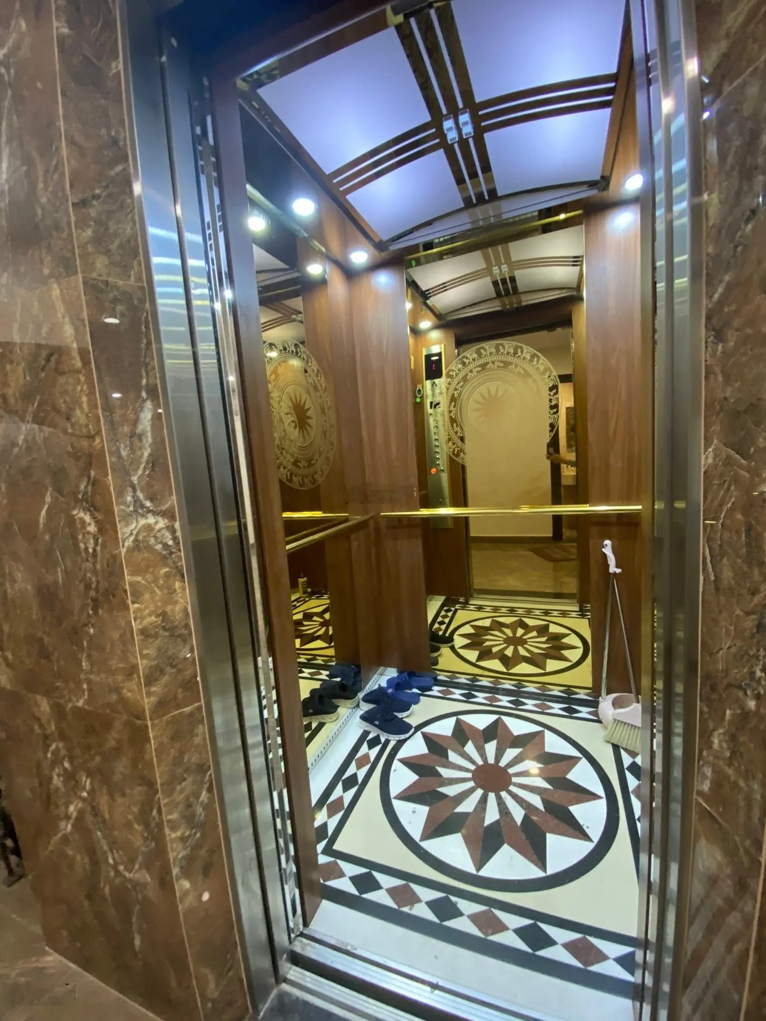 Bán tòa 10 tầng, thang máy, thông sàn Trung Hòa Trần Duy Hưng. 1 nhà ra phố lớn. DT 79m2x10 tầng.