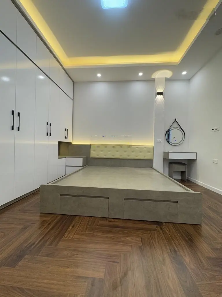 Bán nhà 43m2 phố Giang Biên, Phúc Lợi 5 tỷ hơn