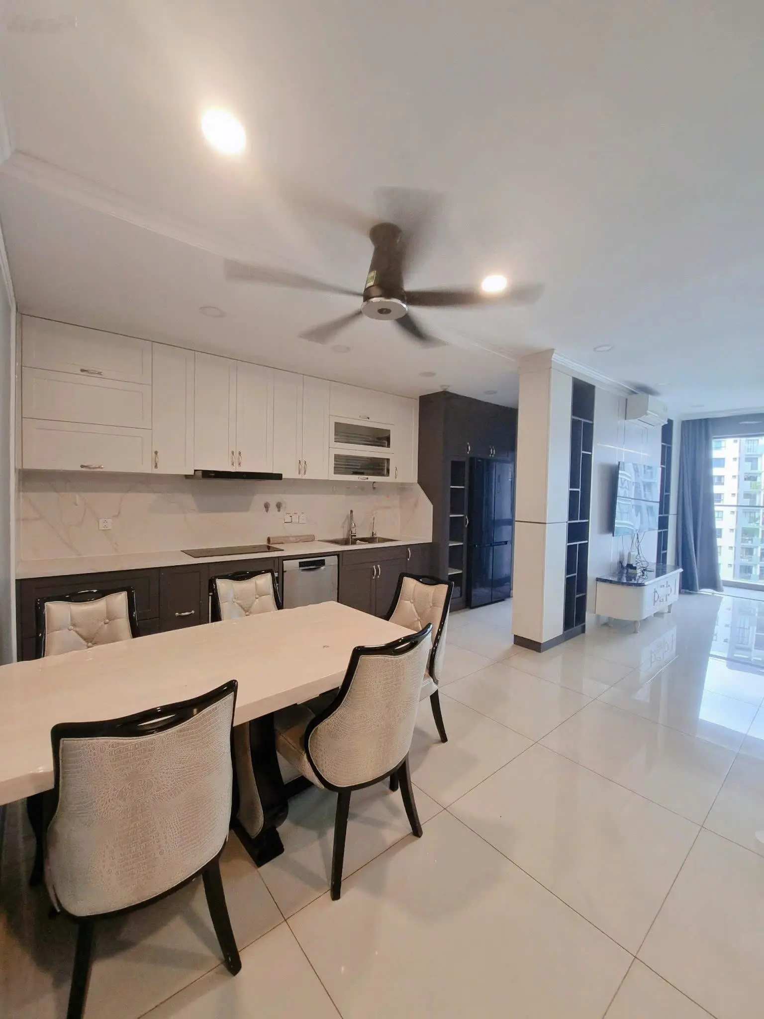 Chuyên bán căn hộ khu Emerald Celadon City 3 phòng ngủ, view công viên, lầu đẹp, giá tốt nhất dự án