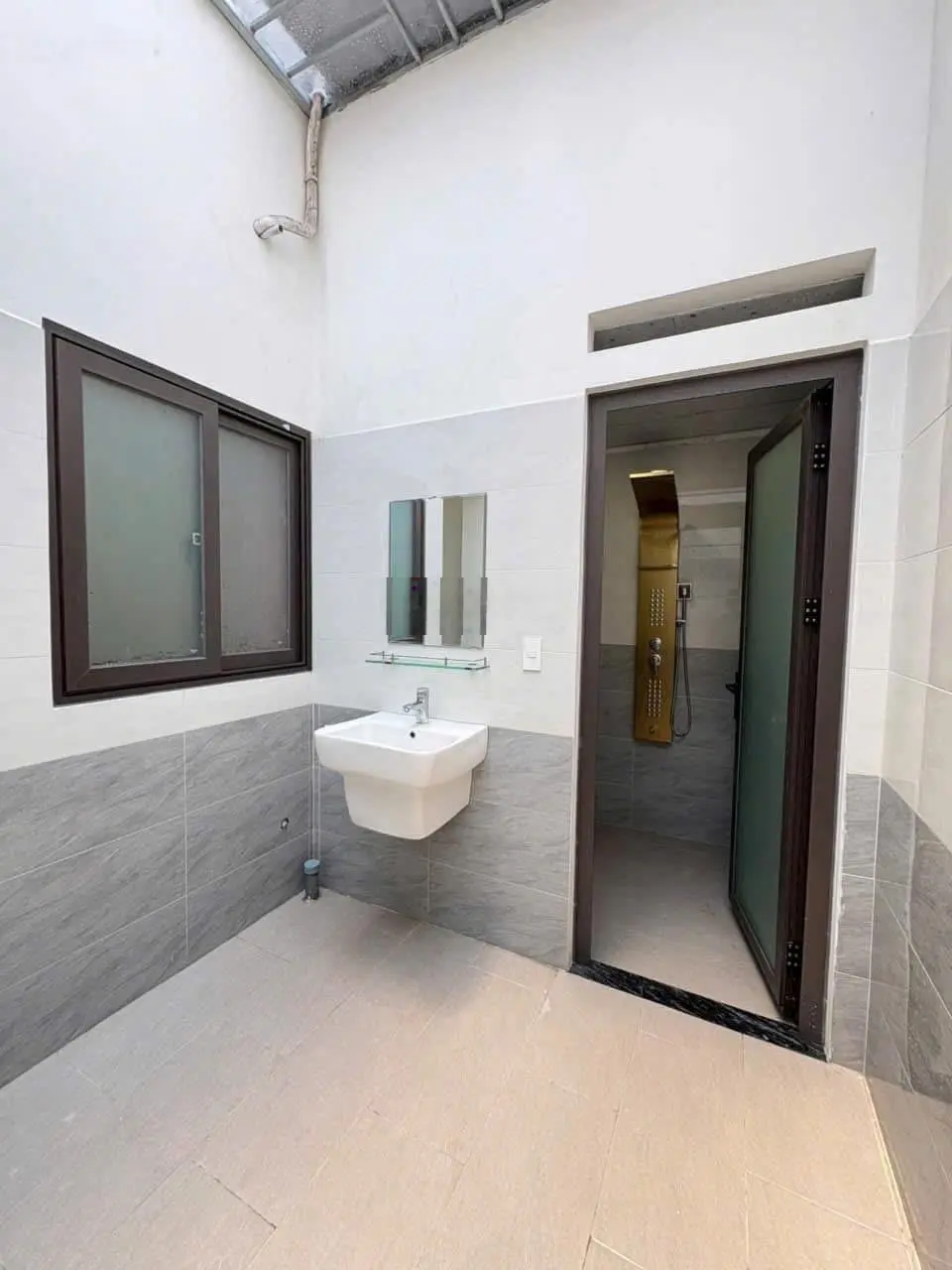 Nhà xịn - vị trí đẹp - nội thất sang- giá thành 3,95 tỷ tân bình dĩ an