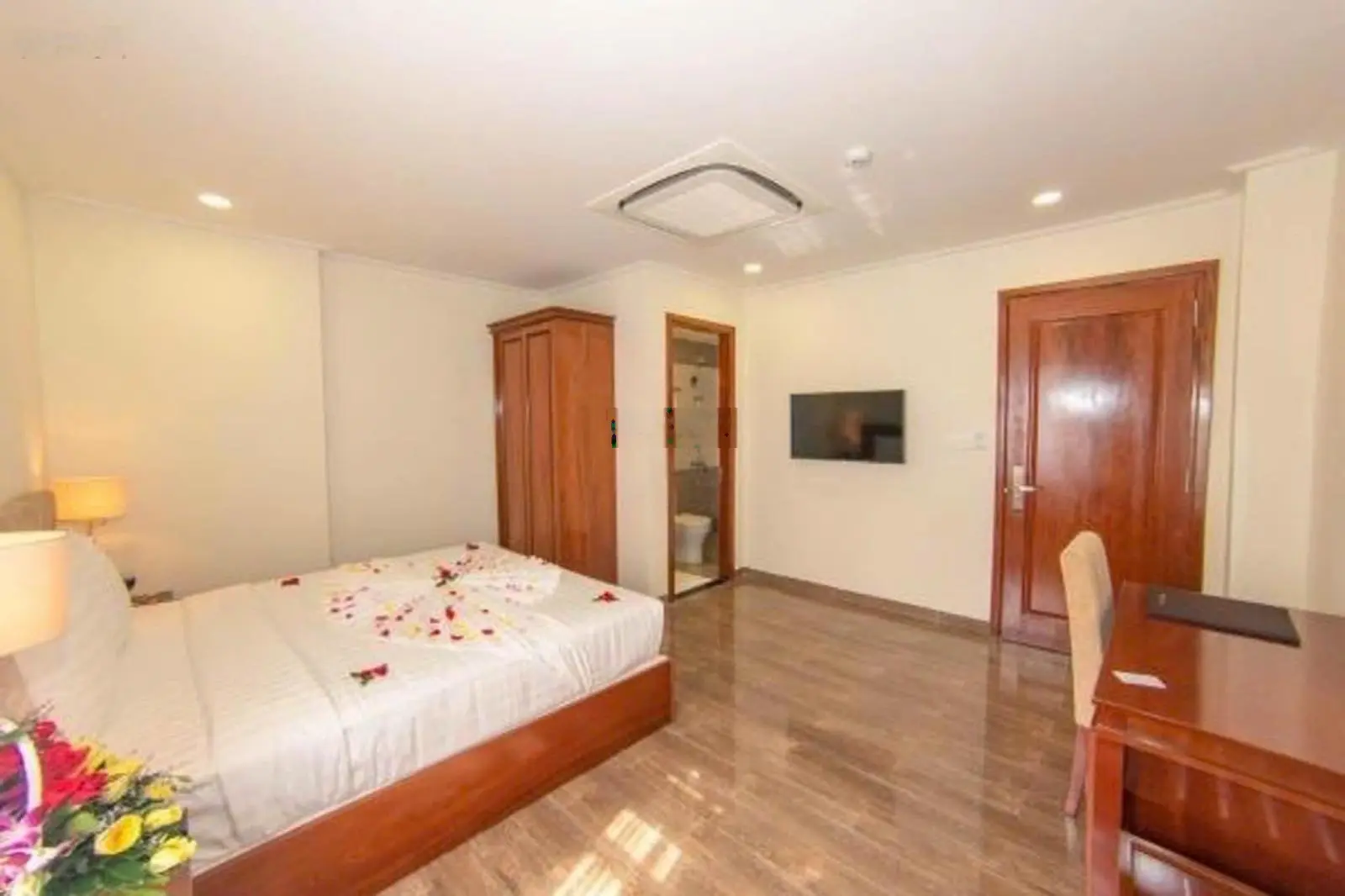 Cần bán khách sạn 7 tầng khu Quân Trấn (khu phố Tây sầm uất) - Giá chỉ 17tỷ (thương lượng)