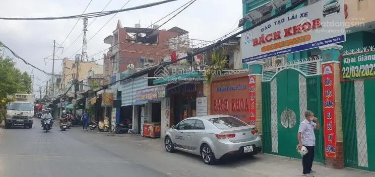 Bán gấp nhà riêng 60m2 đường Thích Quảng Đức, Phú Nhuận SHR