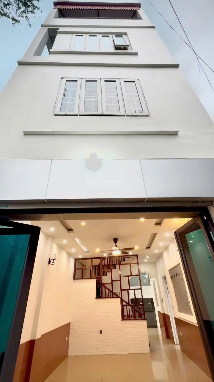 Nhà Nhà dân xây Ngọc Thuỵ 4 tầng 4 pn chắc chắn, thoáng sáng, ô tô 4 chỗ qua nhà, nở hậu giá tốt!